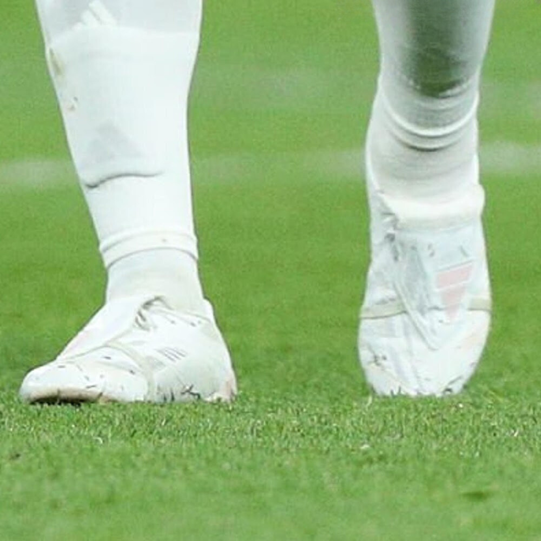 Adidas predator white deals out