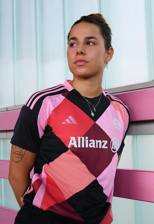 Lena Gercke LeGer x FC Bayern Women breast cancer awareness jersey