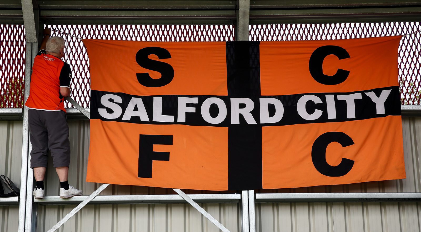 El Salford City Redescubre su Alma: Del Rojo al Naranja de sus Raíces