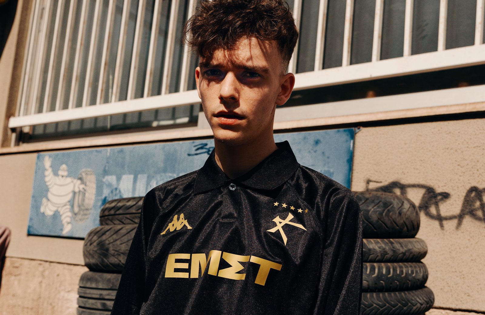El Tercer Uniforme del Kallithea es Negro, Oro y Simplemente Perfecto