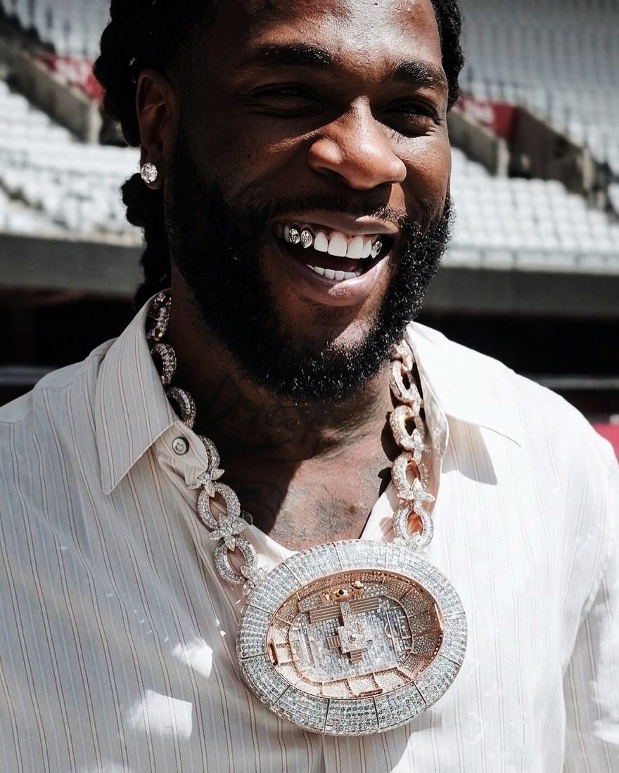 Burna Boy se regala una cadena de ensueño para celebrar su dominio del London Stadium