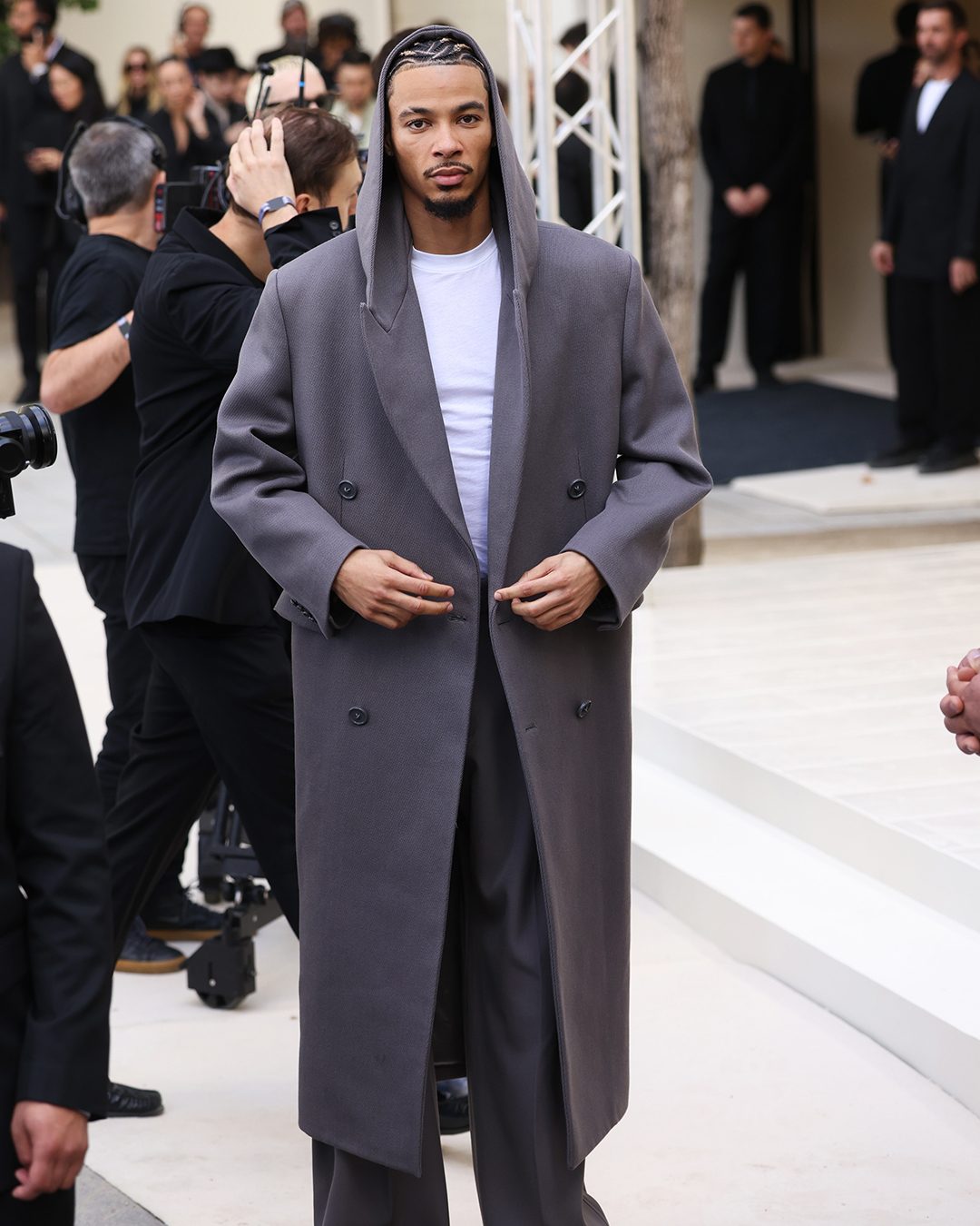 Hugo Ekitiké Brilla en Primera Fila de Balenciaga en París: Cuando el Fútbol Abraza la Moda de Alta Costura