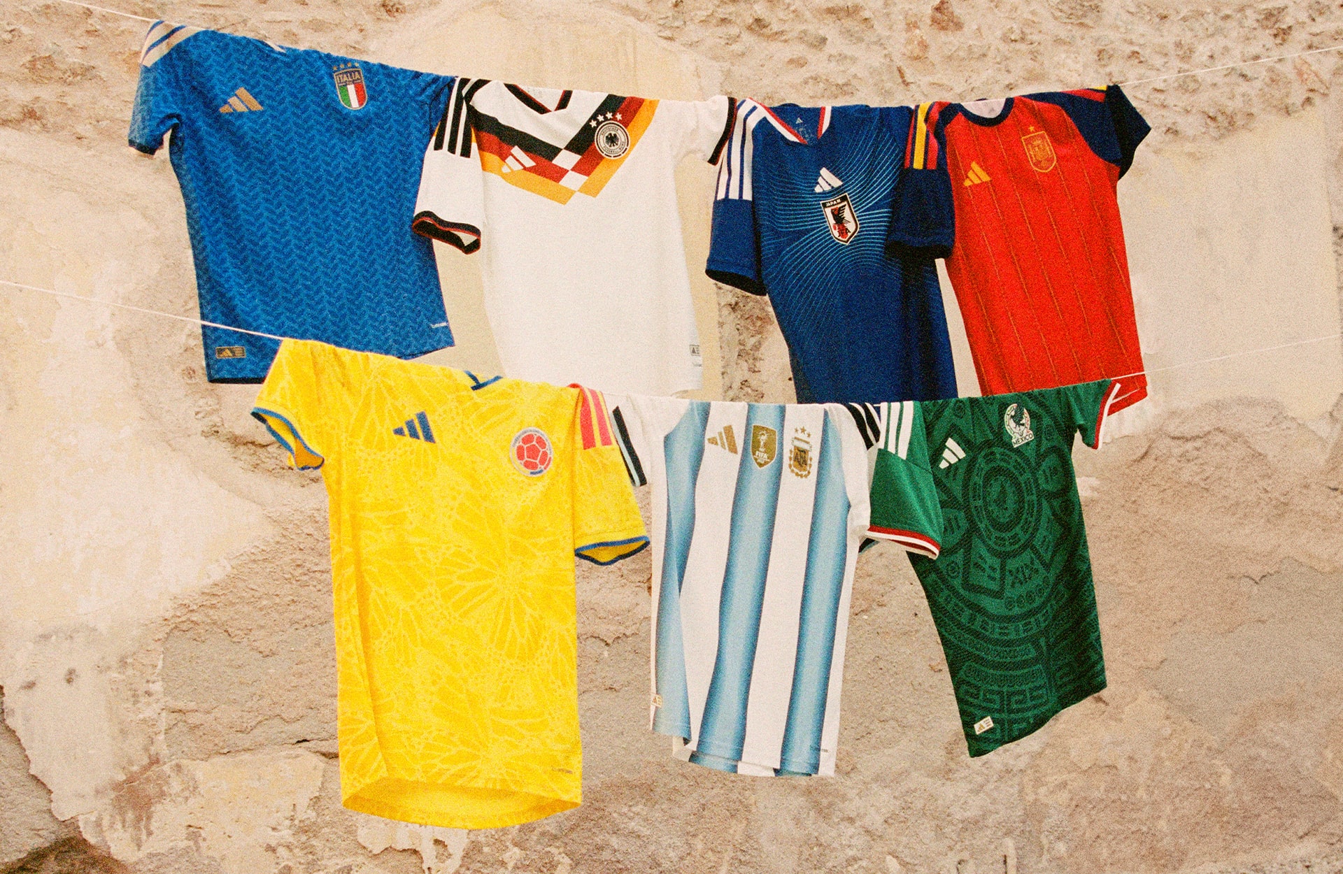 # El Pulso del Fútbol: Adidas Rediseña 22 Uniformes del Mundial 2026 Reafirmando el Espíritu Nacional