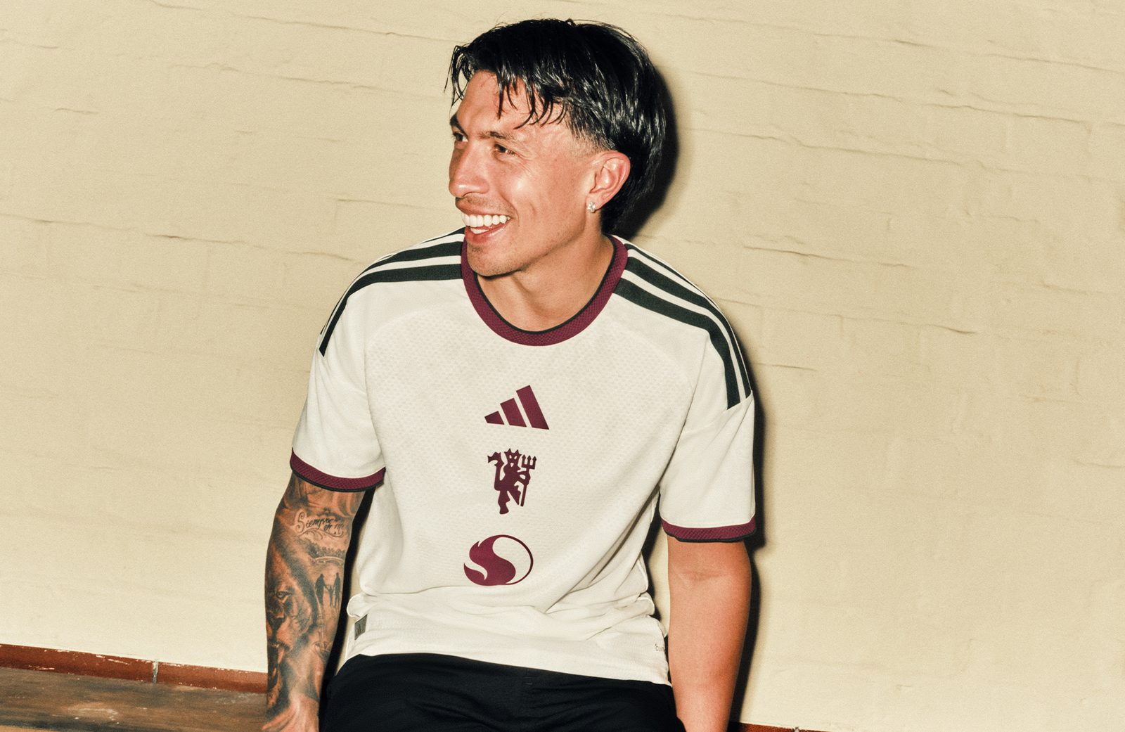Manchester United y adidas Completan la Trilogía con un Uniforme de Tercera que Respira Elegancia