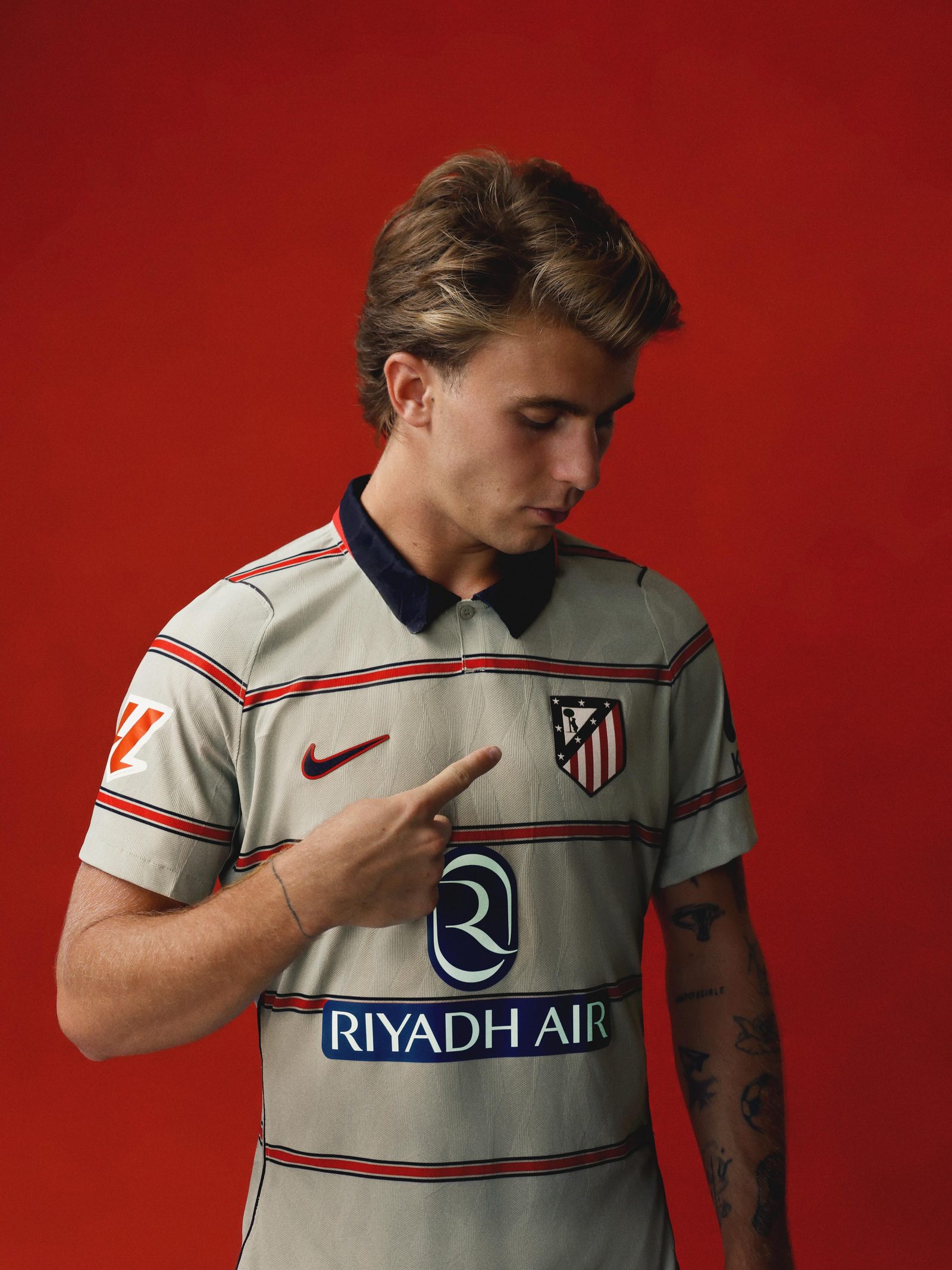 Atlético Madrid y Nike desvelan el uniforme alternativo 2026/27: el regreso del gris que honra la herencia clásica
