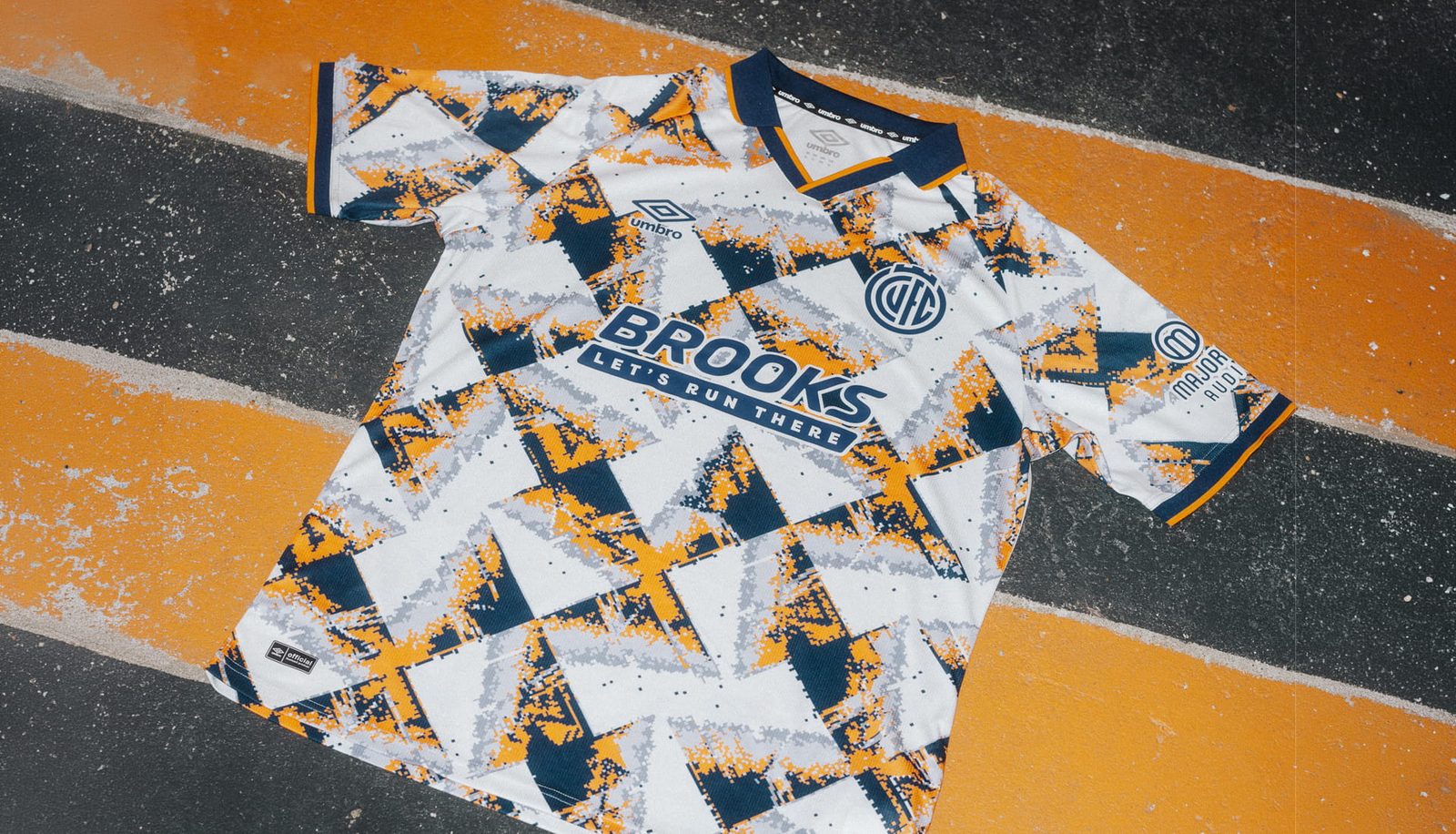 Cambridge United Rinde Homenaje a Syd Barrett con una Camiseta Especial de Umbro